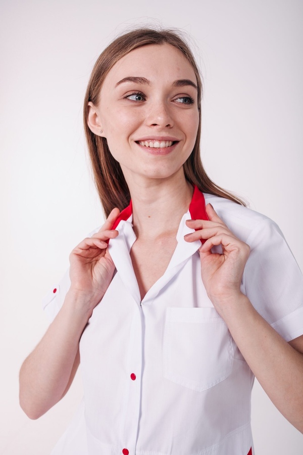 медичний халат Невада (40-66) на кнопках тк.батист - колір білий/червоний, рукав короткий 959009901 фото